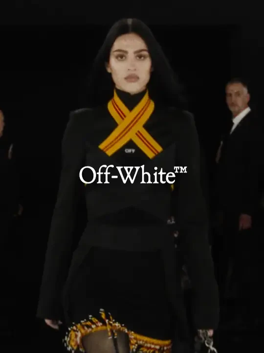 秀场精选呈现。Off-White™ 2024 "BLACK BY POPULAR DEMAND" 秋冬时装秀，由创意总监 Ib Kamara呈现。#offwhite #OffWhite2024秋冬时装