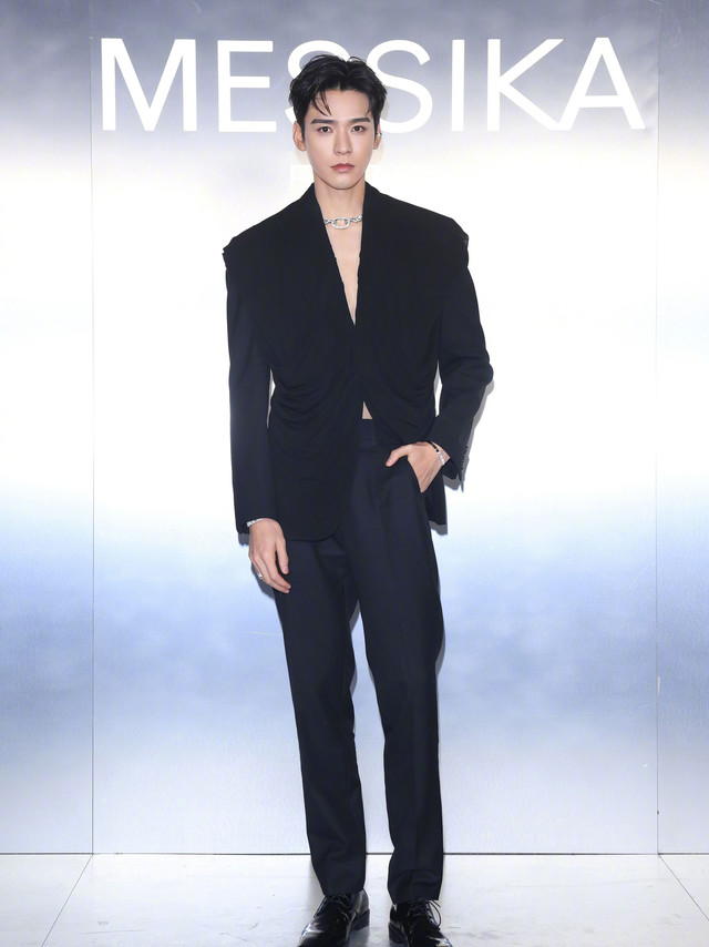 #时装周#【#巴黎时装周#】MESSIKA 2025高级珠宝秀延续 Midnight Sun 系列的华丽篇章，巧妙融合声学艺术，呈现摩登时尚的珠宝盛宴捕捉黑夜与白昼的邂逅瞬间。大秀演绎了 125 件风