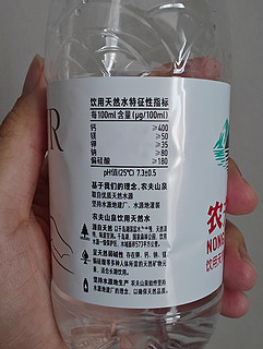 带有亚朵酒店logo的农夫山泉也有点甜