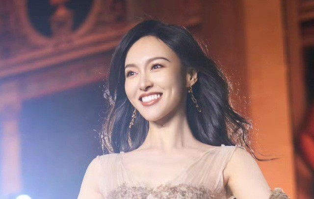 揭秘巴黎时尚周：明星穿搭大比拼！