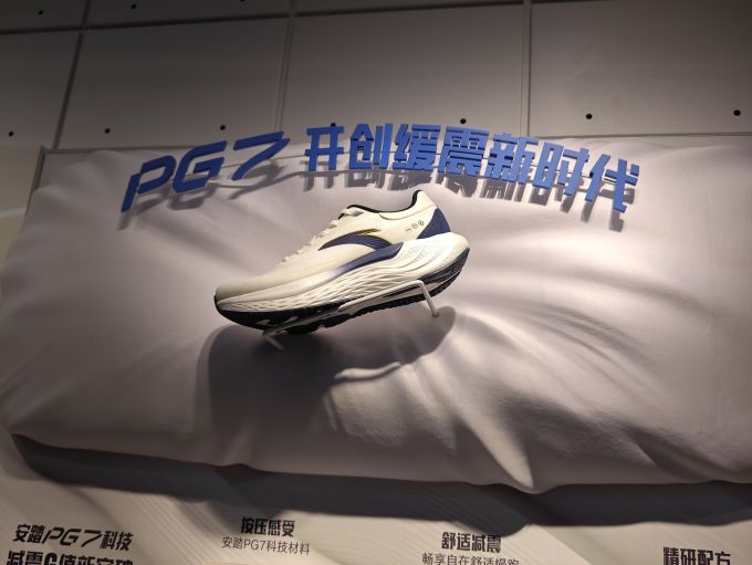 安踏跑鞋