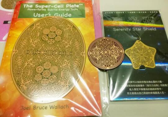 使用者分享系列：
能量板我在几年前曾经注意过，不过，当时手头实在很紧很紧，所以看看后，直接选择放弃（实在是......不便宜呀！）
前阵子又被我不小心的注意到了～
刚好又碰到大爷的眼睛和手的旧疾问题，