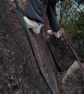 探路者登山徒步鞋，轻盈舒适，防滑耐磨，让每一步都稳健有力！为你的户外探险保驾护航！