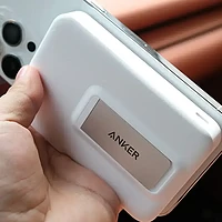 苹果用户福音！ANKER 15W磁吸充电宝，小巧便携，一贴即充！