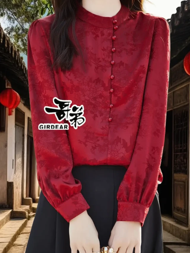 真丝气质复古中国风衬衫，时尚百搭之选～我的新款中式国风复古衬衫上衣太美啦！真丝衬衫高级复古中式国风珍珠衬衣桑蚕丝气质上衣。这款衬衫不仅面料高级，丝质细腻光滑，而且设计独特，融合了中式国风元素，展现出浓