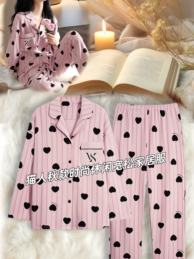 时尚休闲家居服。猫人 2024 新款女士春秋季睡衣来袭！
甜美风格，让你瞬间化身可爱女神。宽松大码设计，不挑身材，舒适自在。长袖套装，春秋季刚刚好。
优质面料，柔软亲肤，给你舒适的穿着体验。不仅是家居