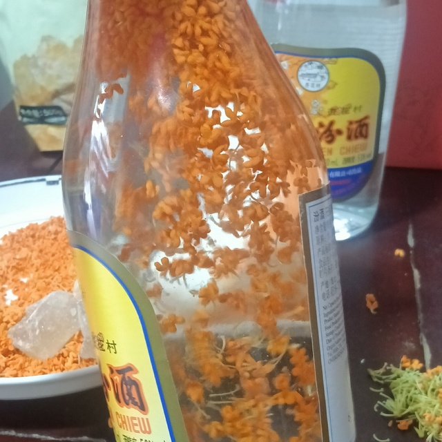 欲买桂花同载酒，终不似，少年游，应个景，泡两瓶桂花酒，留待明年此时喝