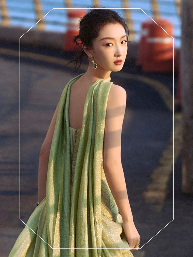 #Boucheron宝诗龙时刻# 全球品牌代言人@周冬雨 佩戴宝诗龙珠宝出席第29届#釜山国际电影节#闭幕式。孔雀石与钻石，勾绘Serpent Bohème耳环的悦目光彩，尽展迷人格调。#波西米亚水滴