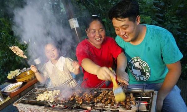 胖妹一家3口真会享受，自己在家做烧烤，羊肉切大块，撸起来真爽