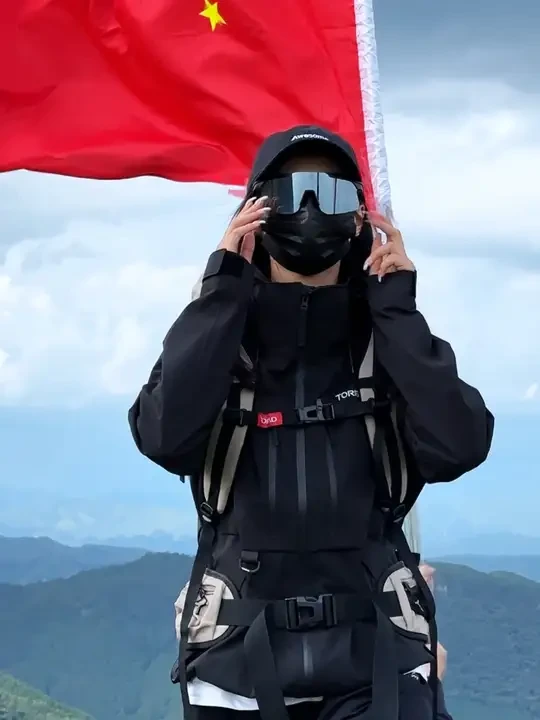 这里没有烦恼与压力，只有属于我们的冒险与挑战。#探路者 #探路者极光冲锋衣 #大自然的熟人