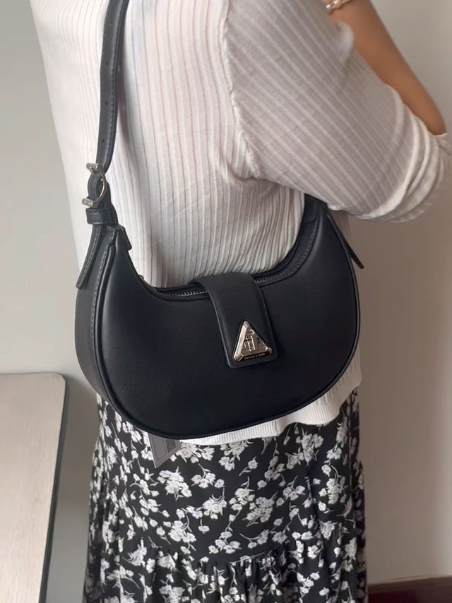 小ck新月腋下包实战容量测试，真的挺好用的🥰