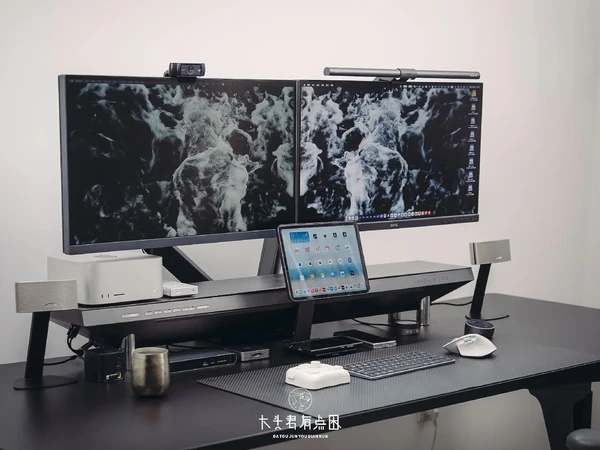 来看看数码博主的桌面上都有什么。数码博主的桌面是什么样的呢？
作为数码博主
今天来分享一下自己目前在用的桌面
升降桌：HEXCAL升降桌
电脑：Mac studio
平板：iPad Pro M1 11