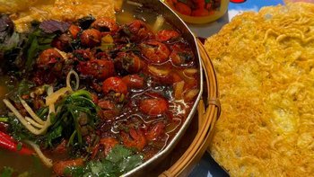 深夜美食，小龙虾螺蛳粉搭配炸蛋鸭脚，吃货们准备好了吗？ 