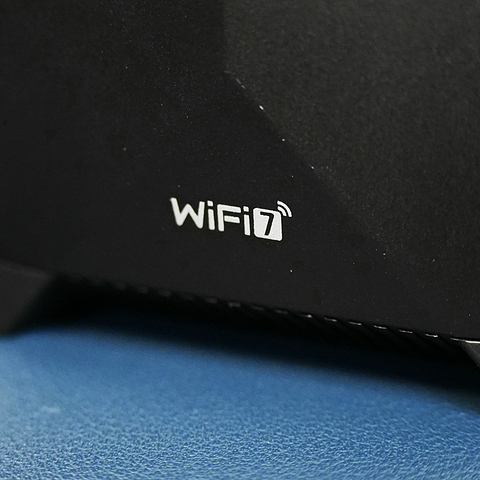 主板自带WiFi太慢，买了个WiFi 7网卡换上，传输速度直接让我抓狂......