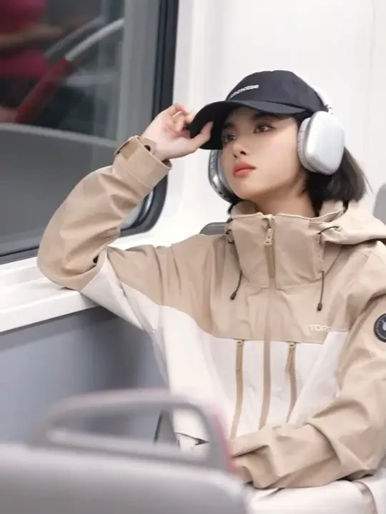 我以简约的穿搭，寻找那一抹静谧！！！#探路者极光冲锋衣 #秋冬穿搭 #大自然的熟人