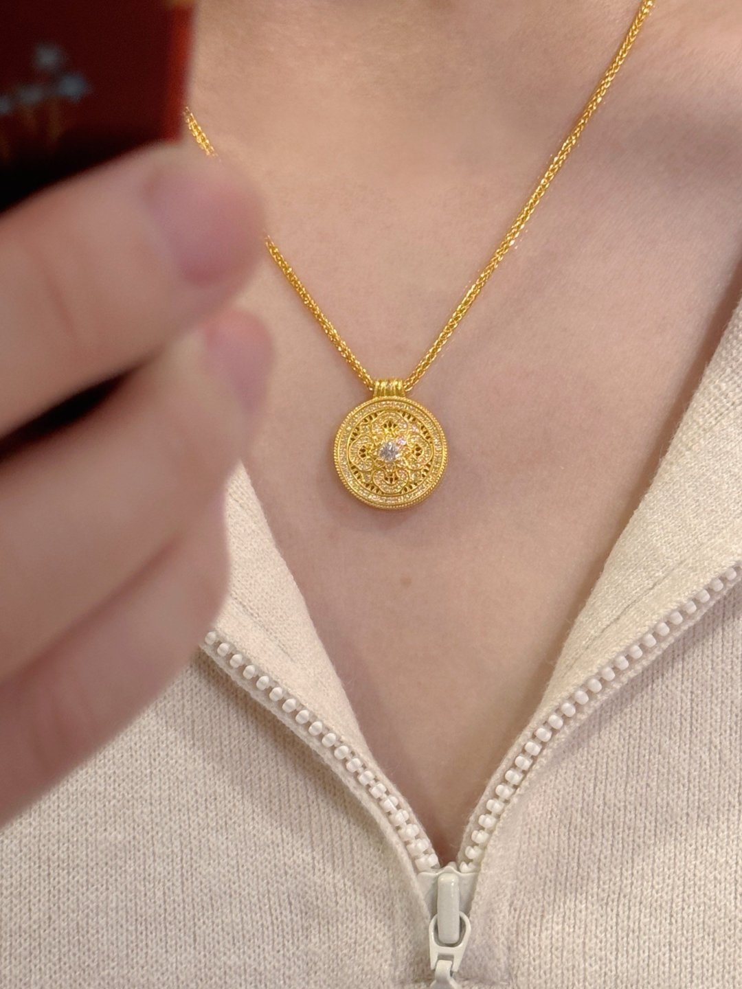 老铺黄金黄金吊坠怎么样1400元/克的金项链，论颜值还得是老铺黄金_什么值得买