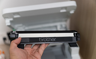 Brother兄弟DCP-L1638W悦享系列黑白激光一体机不用连电脑微信小程序打印方便快捷，高兴的女儿叫叔叔