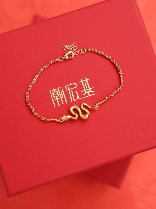 潮宏基新品灵蛇来啦。#潮宏基 #东方美学 #双十一必买 #蛇年 #贵里贵气的小饰品盘点