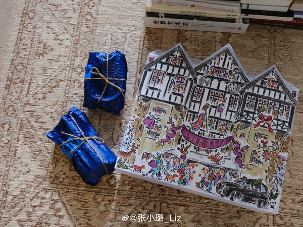 Liberty的圣诞倒数日历，盒子很漂亮，里面好多小众品牌，护肤护发美妆香氛类的产品都有，味道闻起来都很舒服。Dr Sebagh的玫瑰精华特别好闻。四个香水也都选的不错，我很喜欢那个EX Nihilo