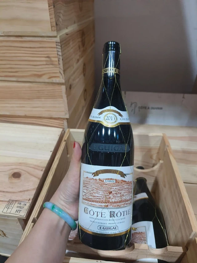 吉佳乐世家拉慕林园红葡萄酒2013 。产区与酒庄：来自法国罗讷河谷产区罗第丘的吉佳乐世家酒庄，是该酒庄旗下三款单一园旗舰酒款“La La La”中的一款。
葡萄品种：由西拉和维欧尼混合发酵酿成，其中西