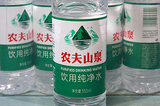 绿瓶农夫山泉，是纯净水。