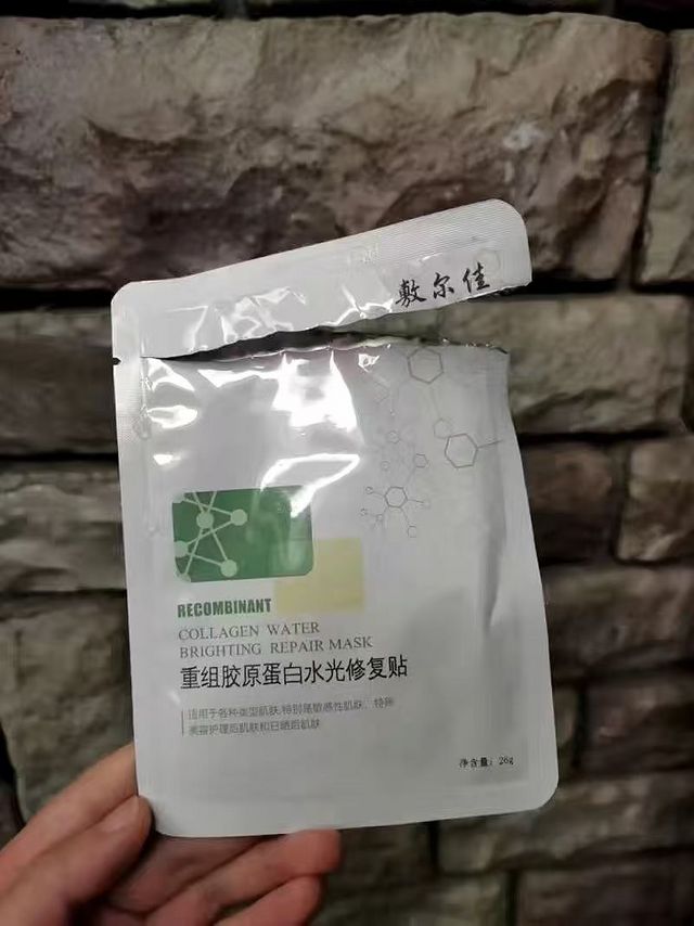 入秋以来，肌肤干燥问题一直困扰着我，直到我遇到了敷尔佳胶原蛋白水光修护贴面膜绿膜。