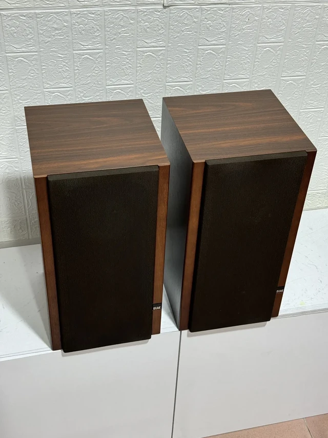 德国原装 ELAC/意力ELR65 书架发烧音箱
成色整体不错，全部原装原货，一切正常使用，无任何暗病。声音自然，细腻，通透，耐听，非常合适小房间听歌，性价比超高的一款书架箱。
双哑铃设计3单元：丝膜