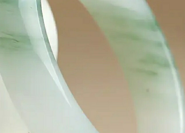 天山翠玉手镯，赠予佳人，尽显东方韵味！