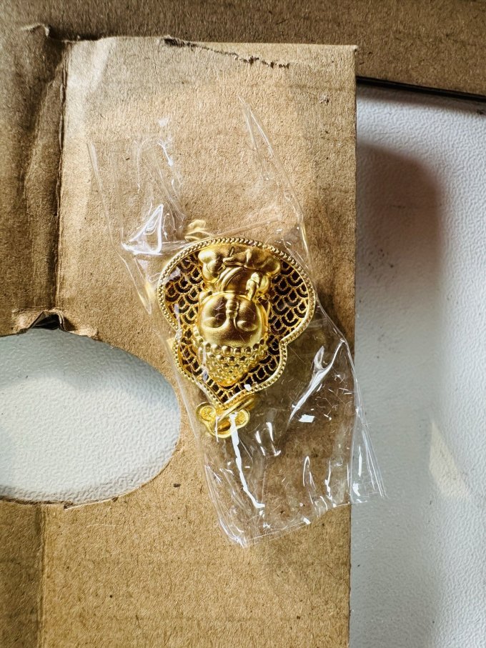 周生生黄金吊坠