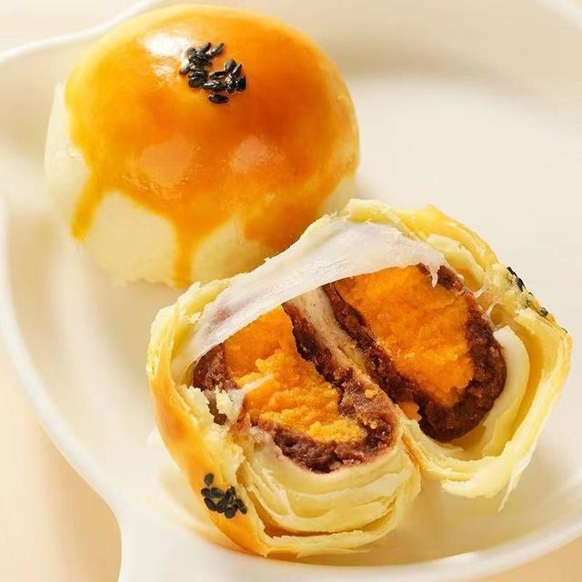 味蕾的奇遇：轩妈蛋黄酥，一口即入的温情与传承