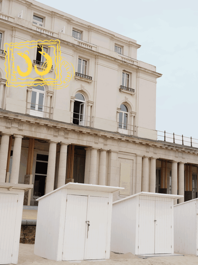 心随海风，抵达假日海滨，奥斯坦德洋溢夏日活力。踏入Thermae Palace豪华酒店，细品历史风韵，漫享舒惬时分；趣意午后，落座Café du Parc咖啡馆，赏味畅饮，悠然自在。湛海之蓝灵动相映，