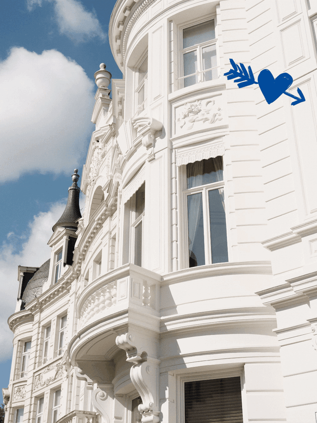 夏意满盛，奇旅继续，以晴空为幕，安特卫普的胜景尽收眼底。漫步Cogels-Osylei街道，新艺术风格建筑鳞次栉比，不拘一格；步入意蕴不朽的Den Bell塔，登阶而上精美的旋转楼梯，静享一隅优雅；恬