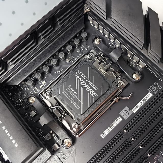 混合双模超频，榨干锐龙9000！ROG CROSSHAIR X870E Hero让DIY更简单