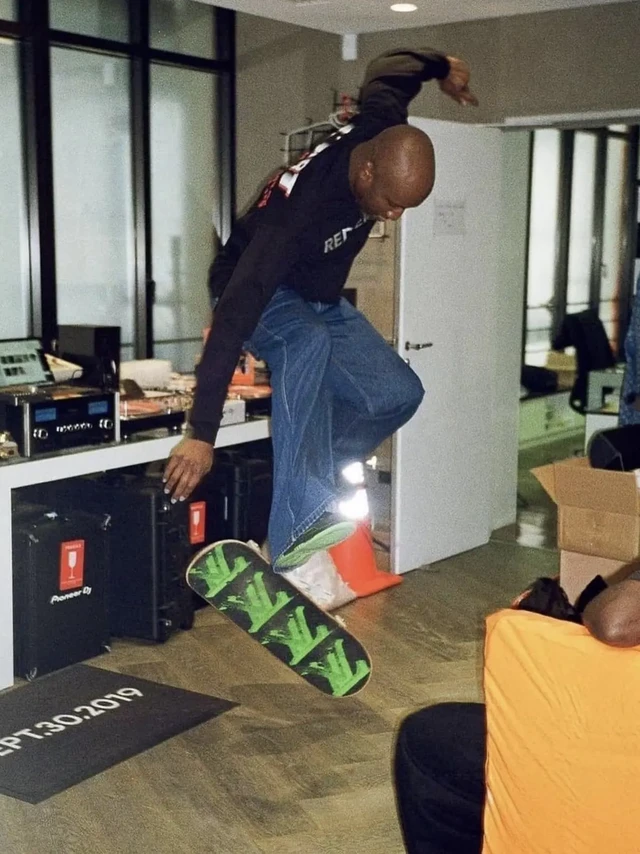 Virgil Abloh （2）在Virgil Abloh去世后，2022年4月著名造型师兼Dazed杂志主编Ib Kamara正式担任Off-White的创意总监。他作为Abloh的末期的合作伙伴曾