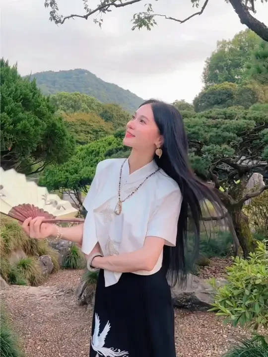 国风大赏，跟着诗诗穿新中式，美死了，超有氛围感！#有一种美叫中式留白 #中式美学 #刘诗诗 #古典美