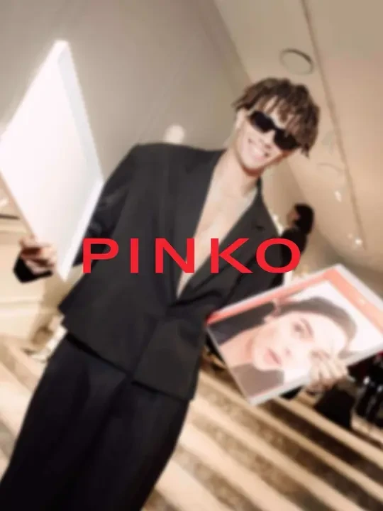 跟随#PINKO 漫游都市，看巴黎时髦精们如何解读#PazzescoPinko。
#法国 #Citywalk