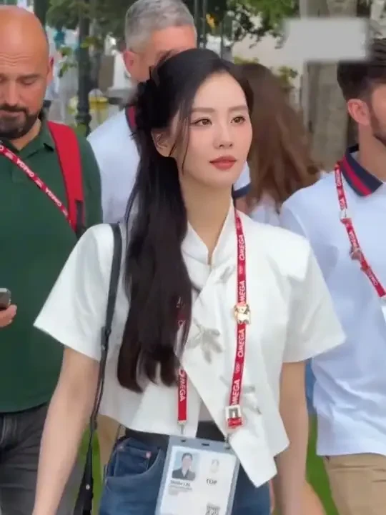 简约而不简单，纯手工重工刺绣新中式。古衣新制。 #有一种美叫中式留白 #中式美学 #刘诗诗 #总有人山高路远为你而来