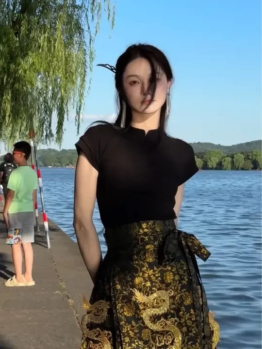 总要有一天去一次人间仙境西湖吧，感受一次西湖傍晚的光影美学。 #你永远可以相信中式美学 #有一种美叫中式留白 #中式美学服饰