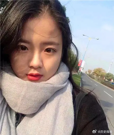 你知道现在迪士尼为什么可以带食物了吗？因为这位勇敢站出来的王洁莹小姐姐，在19年年初，还在读华东政法大学的她，携带零食进入上海迪士尼乐园时，被工作人员拦住翻包并加以阻拦，态度非常恶劣，直到她将零食丢掉