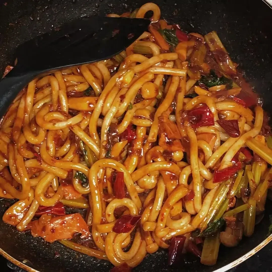 新疆美食探秘:炒米粉与拌面的独特魅力