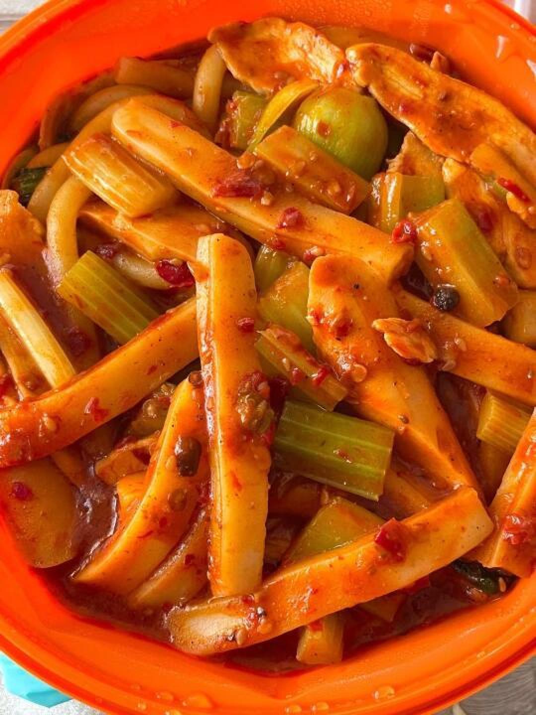 新疆美食探秘:炒米粉与拌面的独特魅力
