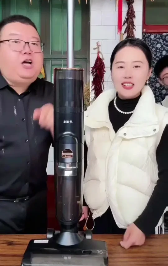#洗地机   吸拖一体智能洗地机，静污分离 智能双向 自助系统
华生自清洗双箱配置擦地电解水语音智能洗地机#好家电改变生活 #好物推荐🔥 #智能洗地机推荐