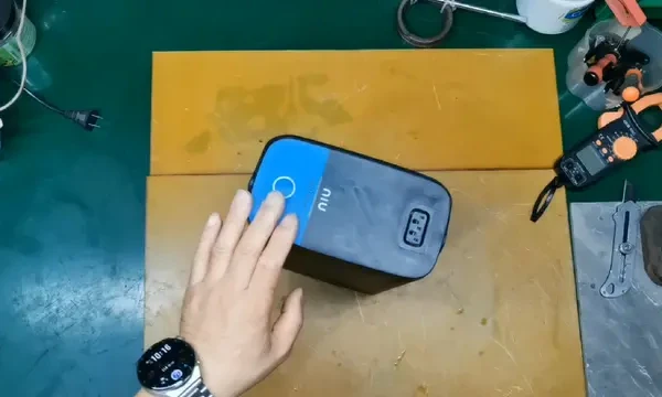小牛u1电池使用了几年续航不行了换电芯