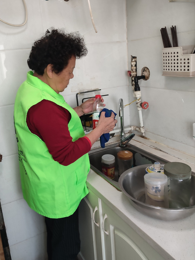 Green Earth Action，我在行动！ 变废为宝      在日常生活中，废旧物品随处可见，但是需要我们用心去发现，合理利用，将其变废为宝，减少不必要的一些开支。       今天我在家做环