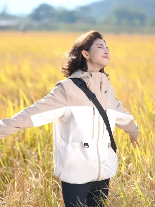 麦穗轻摇，摇曳着对生活的热爱与向往。#探路者 #极光系列冲锋衣 #大自然的熟人 #金色麦田