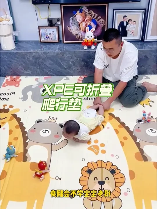 #育儿经验分享 宝宝到了三四个月就可以安排上#爬行垫 了，在上面学翻身学坐学爬都比床更有支撑力，一定要选择安全材质没有味道，这种可以折叠的就很方便#母婴好物 #学爬行的小宝宝 #宝妈带娃解放双手