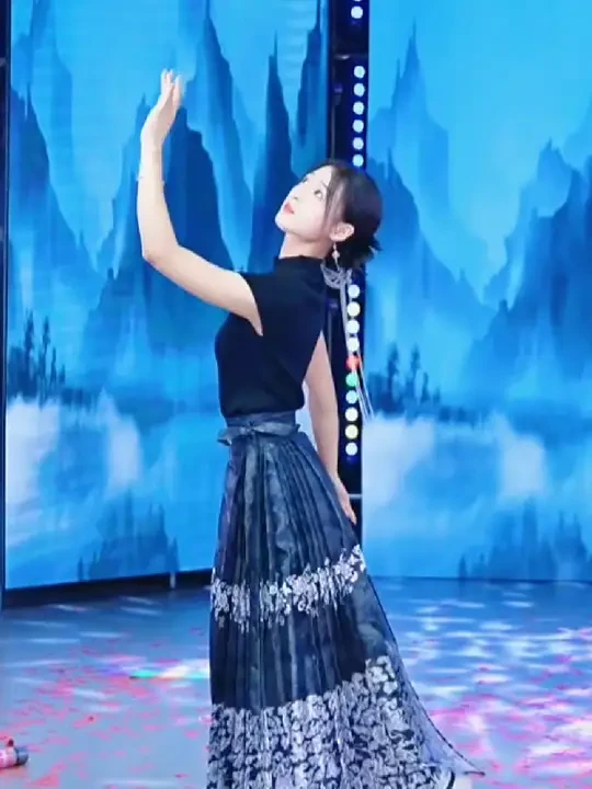 静女其姝，温婉如玉； 卿甚美，君子应佩。 #cy舞团莉莉 #发光的你与众不同  舞蹈仿佛与音乐融为一体，每一个节奏都拿捏得恰到好处。#星月落 #国风