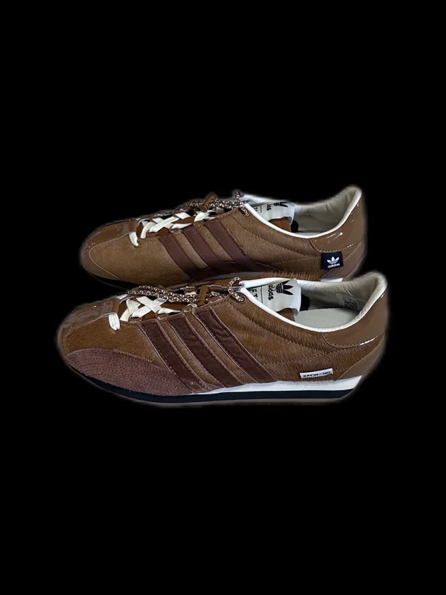 一看就忘不掉的 SFTM-003。每次 Song for the Mute 与 adidas Originals 的合作鞋款发布，都定能掀起一波复古跑鞋热潮。从巴黎时装周 Showroom 亮相的最新