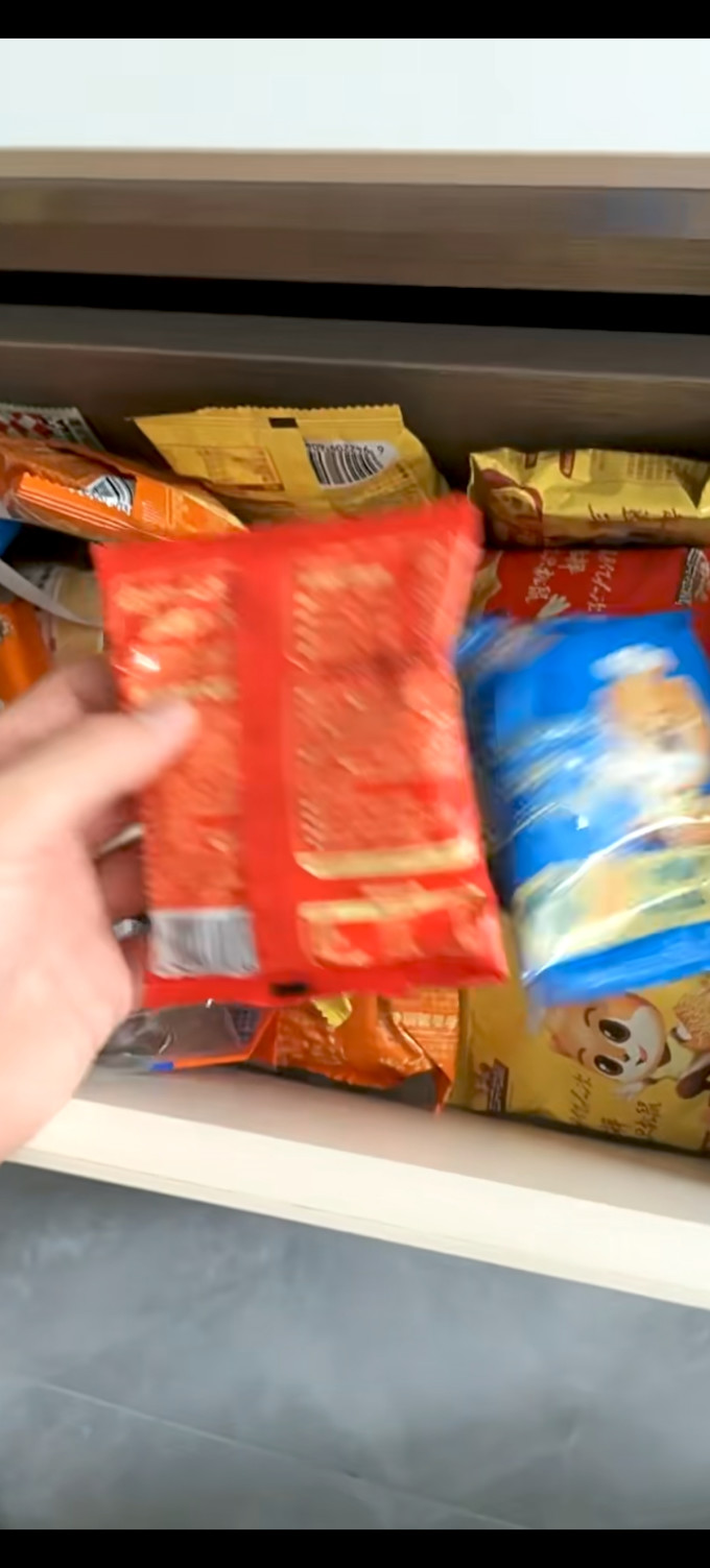 三只松鼠饼干