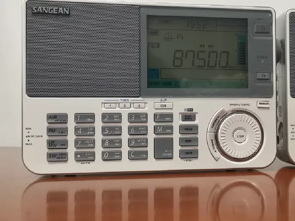 收音机音质对比（8）
便携机和便携机
山进909X2 对比 山进909X
前两天的视频，对比着玩。听来听去，似乎确实是909X好听一点？909X的电源键的绿色的，X2是银灰色的，其他也有不同，但整体看